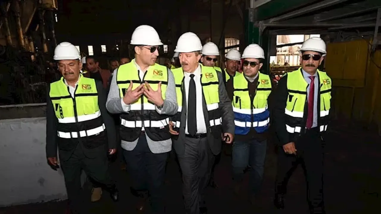 وزير الصناعة يتفقد مصانع الحديد والصلب في محافظة السويس ميدانياً